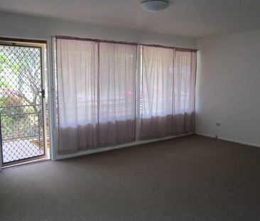 Comfortable 3-Bedroom Home with Spacious Yard in Convenient West Gl... - Photo 5