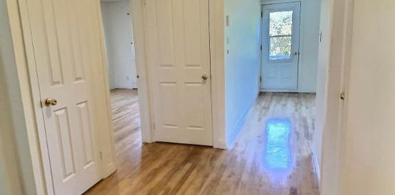 Mercier-Hochelaga beaux 5 1/2 avec Cuisinére,frigo,laveuse,secheuse ,lave vaisselle,,3 chambres à couchers 2e étage - Photo 2