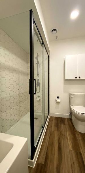 3 1/2 TOUT INCLUS - SEMI MEUBLÉ - DISPO MAINTENANT - Photo 1