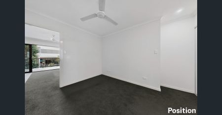Spacious Top-Floor 1-Bedroom Apartment in Leafy Greenslopes - Photo 5