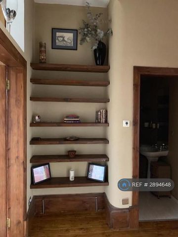 1 bedroom in a flat share to rent - Photo 2