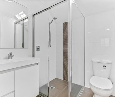 Spacious Three Bedroom Townhouse - Photo 6