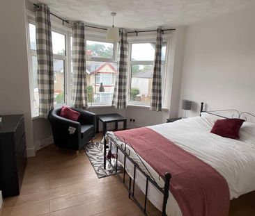 Newly refurbished professional house share near Highfield Room 2 - Photo 4