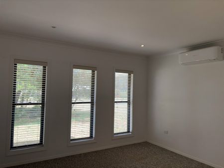 Large, Classy and Family friendly home - Photo 2