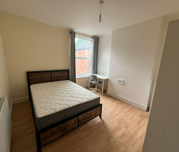 1 bedroom in a house share to rent - Photo 2