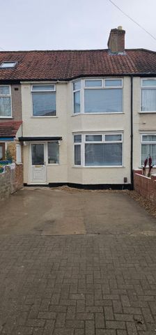 3 bedroom semi-detached house to rent - Photo 3