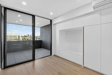 Sleek & Sophisticated Studio Apartment - Photo 2