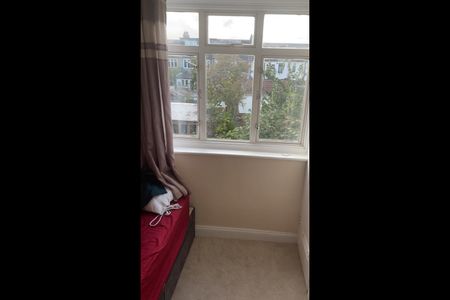 Room in a Shared House, Ilfracombe Gardens, RM6 - Photo 2