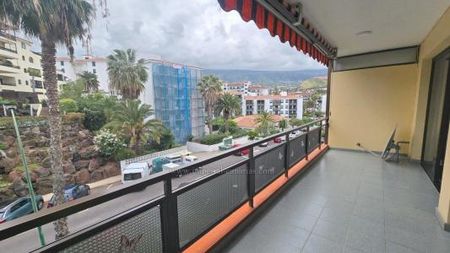 Apartment with beautiful views and a large balcony. Close to supermarket and restaurants. - Photo 2