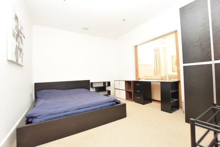 Flat to rent - Camberwell Grove, London, SE5 - Photo 3