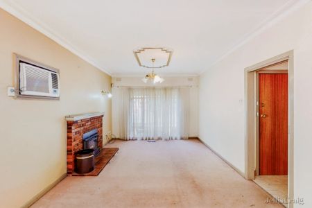 3 Bed, 1 Bath - Photo 5