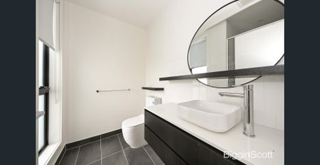 Spacious 5-Bedroom Townhouse Sanctuary - Photo 3