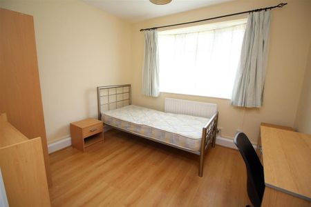 3 bedroom flat to rent - Photo 3