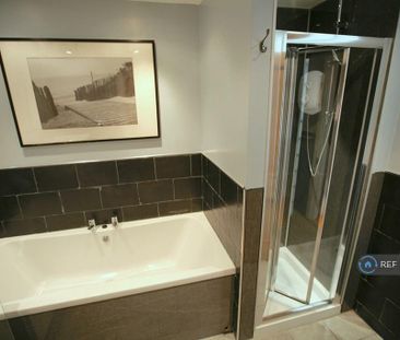 1 bedroom in a flat share to rent - Photo 6