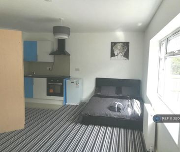 Studio to rent - Photo 2