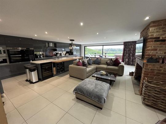 5 bedroom detached house to rent - Photo 1