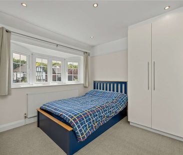 Impressive six bedroom family home in a highly convenient location. - Photo 4