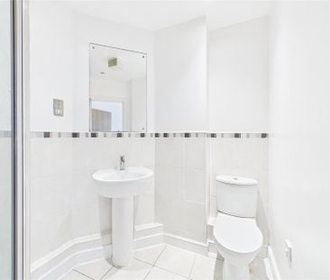 2 bedroom Flat in Heathcote Road, Camberley - Photo 5