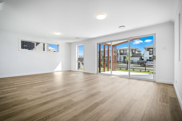 Brand New Luxurious Family Home! - Photo 1