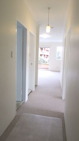 Renovated 2 Bedroom Apartment with lock up garage - Photo 3