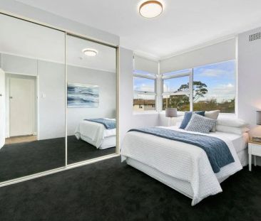 Sun Filled 2 Bedroom Apartment - Photo 2