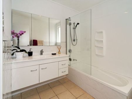 For Rent – Newly Renovated 4 Bedroom Family Home with Pool $1,000 per week - Photo 2