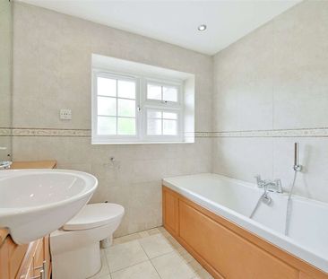 Spacious five bedroom family home with stunning open plan living an... - Photo 1