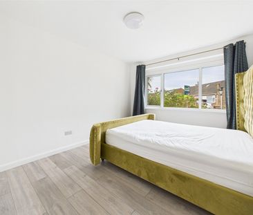 Hawthorn Close, Hampton, TW12 - Photo 3
