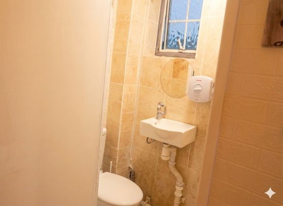 1 Bed Flat, Lower Strand, NW9 - Photo 1