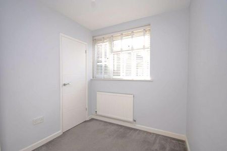 4 bedroom semi-detached bungalow to rent - Photo 3