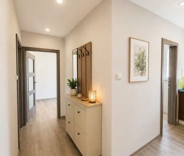 Příjemné bydlení v klidné lokalitě s výbornou dostupností služeb. - Fotografie 5