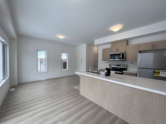 For Lease - 21 Hay Lane, Barrie, Ontario - Photo 1