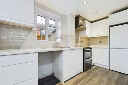 2 bedroom semi-detached house to rent - Photo 3