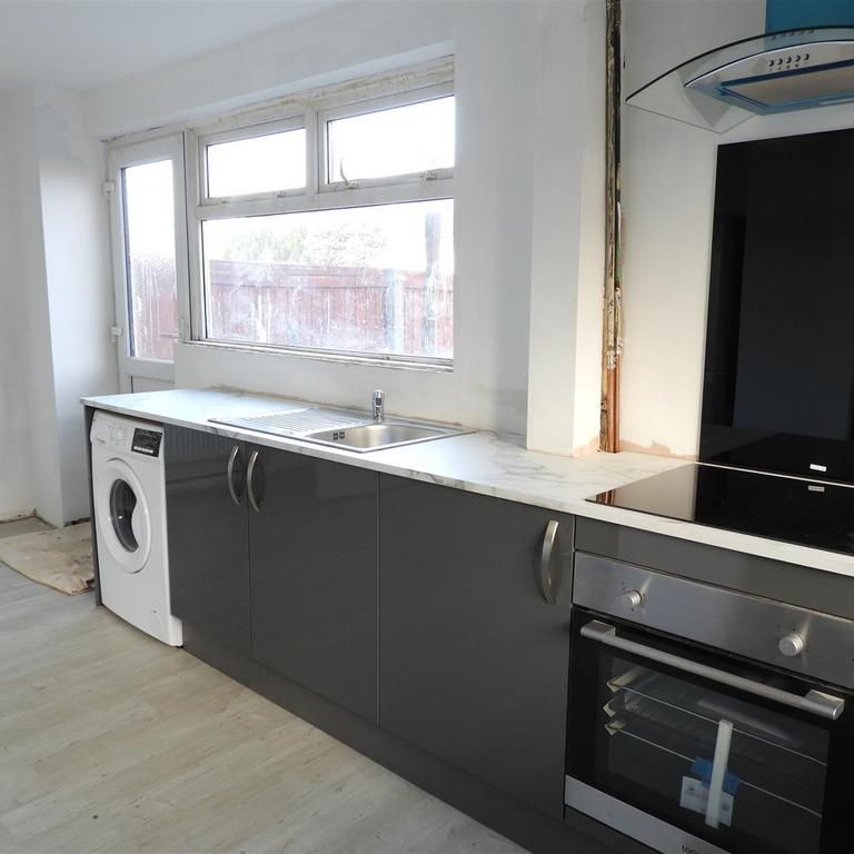 3 bedroom semi-detached house to rent - Photo 1