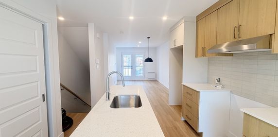 4 1/2 Neuf Sur 2 étages À Limoilou - Photo 2