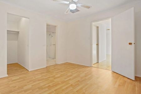 SPACIOUS 5-BEDROOM FAMILY HOME IN PRIME LOCATION - Photo 5