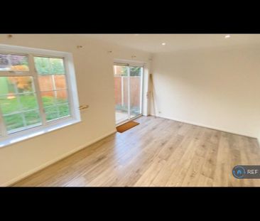 4 bedroom semi-detached house to rent - Photo 6