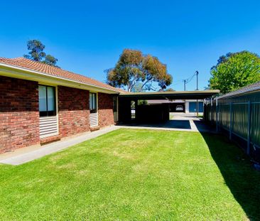 Refurbished 3 Bedroom Home - Spacious Grounds - Photo 1