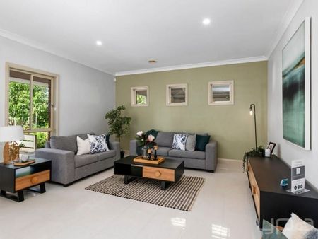 Large 3 Bedroom Home! - Photo 2