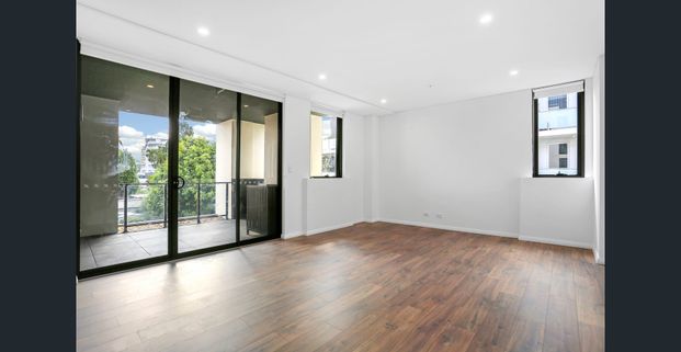 SPACIOUS & OVERSIZED APARTMENT WITH COMMON ROOFTOP - Photo 1