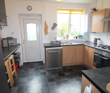 3 bedroom semi-detached house to rent - Photo 6