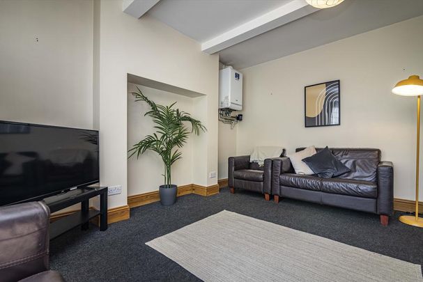 8 bedroom house to rent - Photo 1