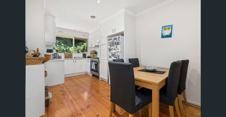 Quiet and spacious living with private courtyard - Photo 3