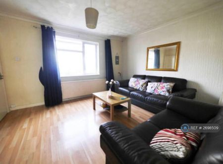 3 bedroom semi-detached house to rent - Photo 2