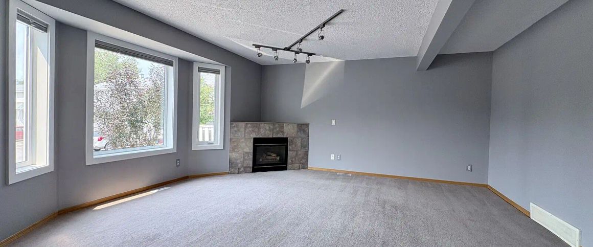 1640 sq ft 3-Storey Killarney Townhome | 3 Bed | 2.5 Bath | Attached Garage | AC — 3 Bedrooms Townhouse - Photo 1
