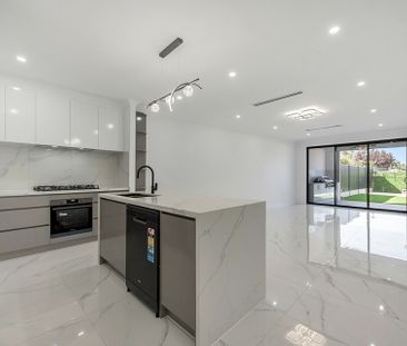 Sophisticated Newly Built Home - Photo 3