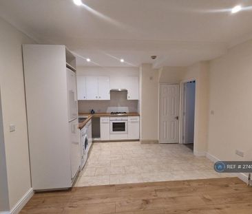 4 bedroom semi-detached house to rent - Photo 2