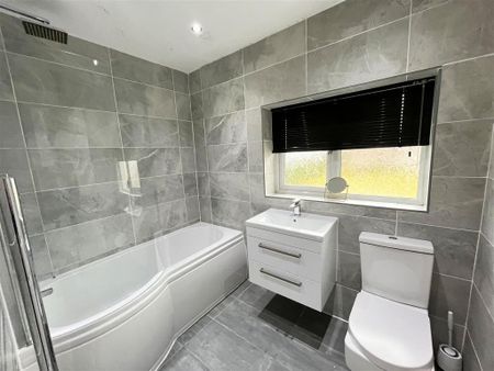 2 bedroom mews to rent - Photo 5