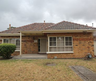 THREE BEDROOM BEAUTY IN A PRIME LOCATION - Photo 2