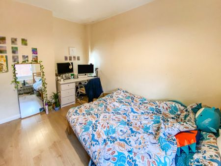 4 Bedroom End Terraced House - Photo 3